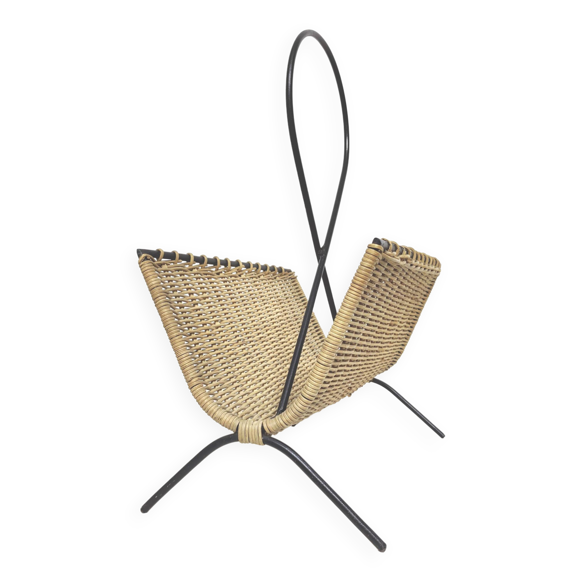 Magazine racks in braided rattan and black metal