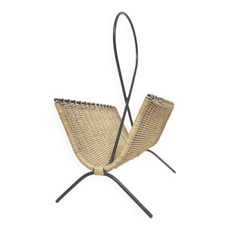Porte-revues en rotin tressé et métal noir