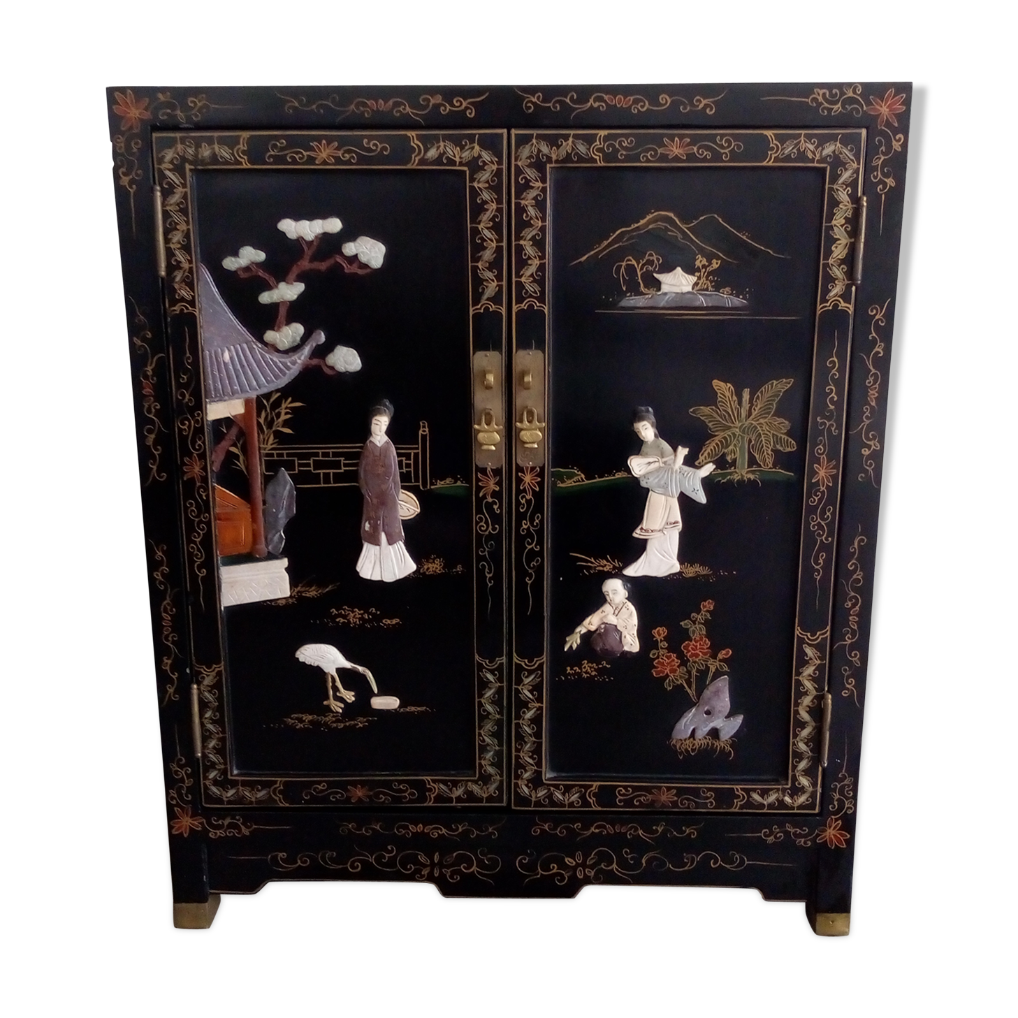 Meuble chinois laqué noir pierres sculptées