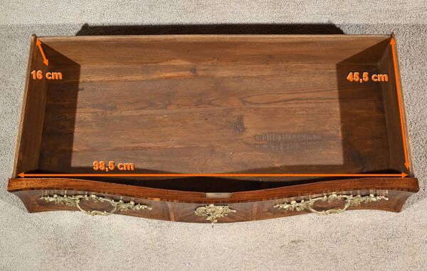 Commode Tombeau en Marqueterie de Bois de Violette, style Transition Louis XIV / Louis XV – 1ère Par