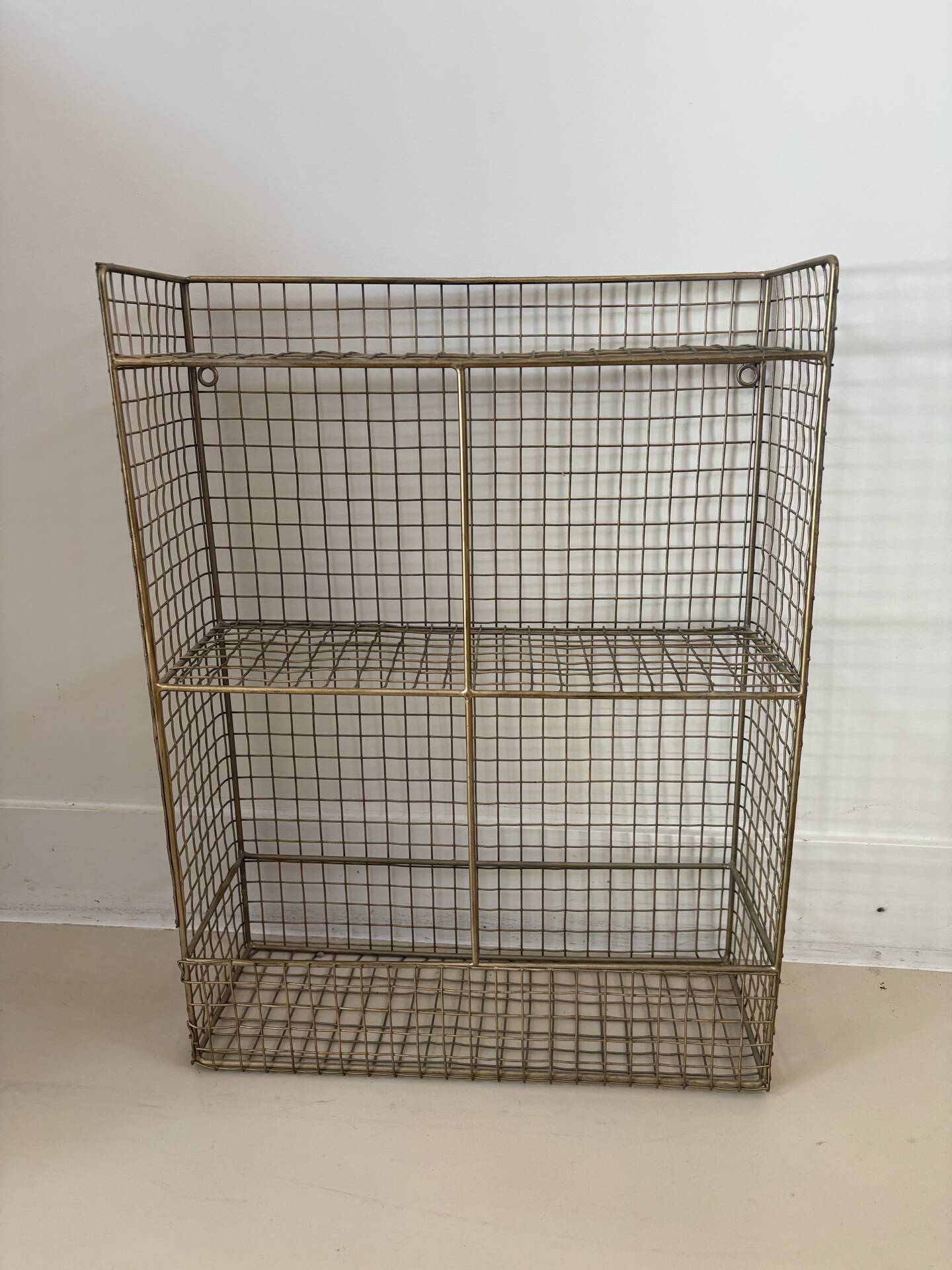 Meuble étagère en laiton