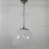 Lampe d'école ancienne avec une grande boule en verre opale, années 1930