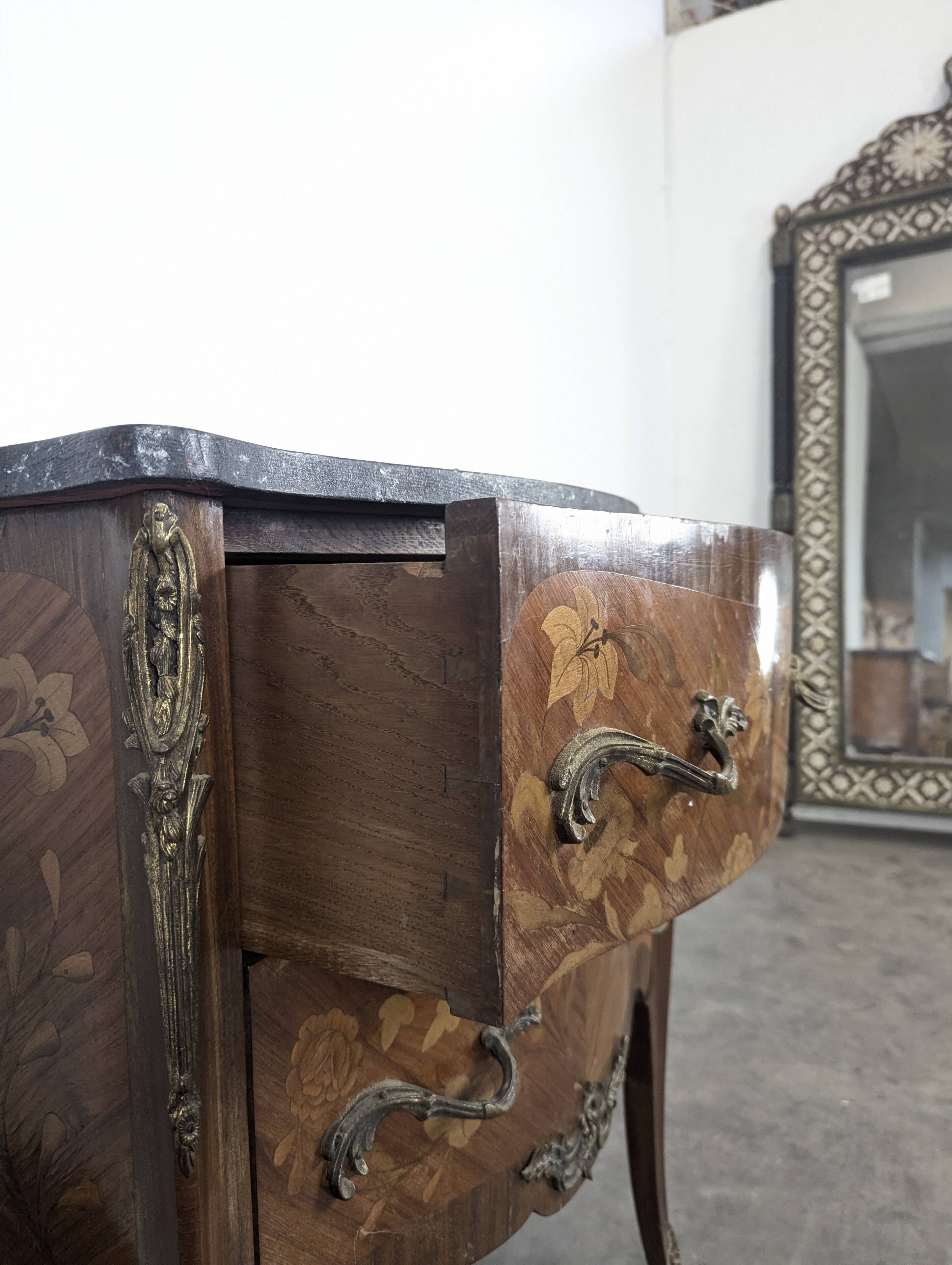 Commode galbée de style Louis XV en marqueterie florale dessus marbre noir