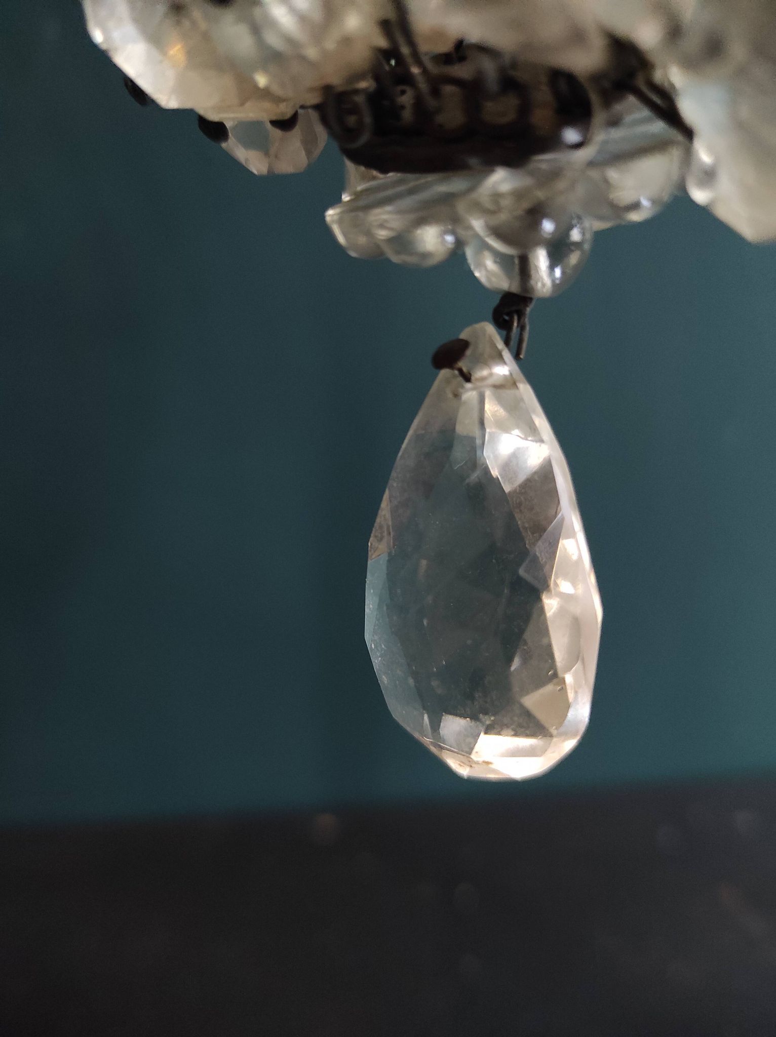 Paire de petits lustres de sac anciens en laiton et cristal français