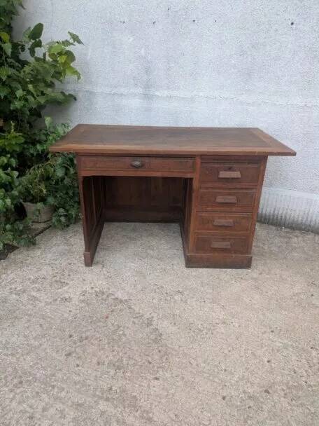 Administrative adult desk