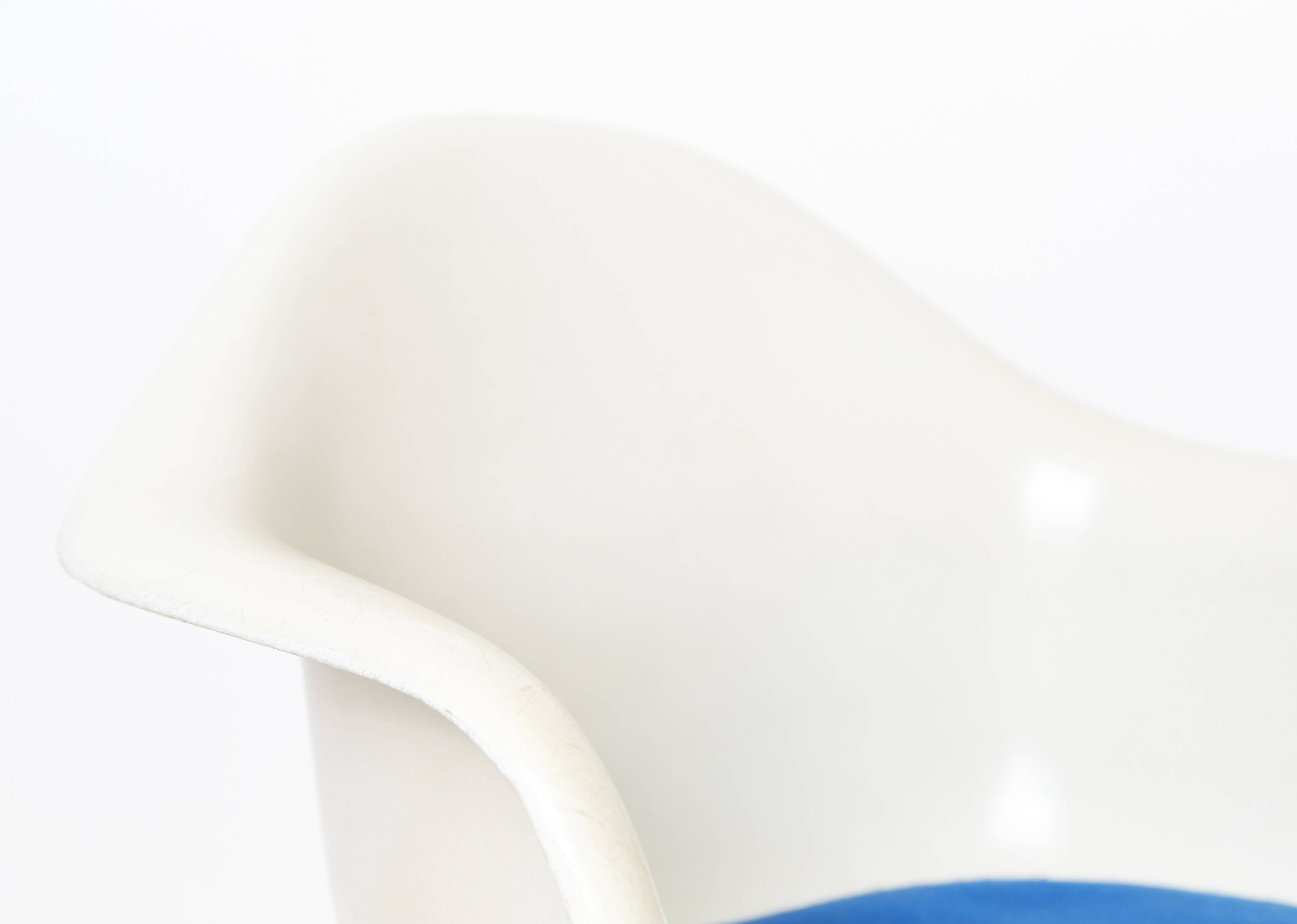 Off-White La Fonda Fiberglas Chair by Charles & Ray Eames for Herman Miller