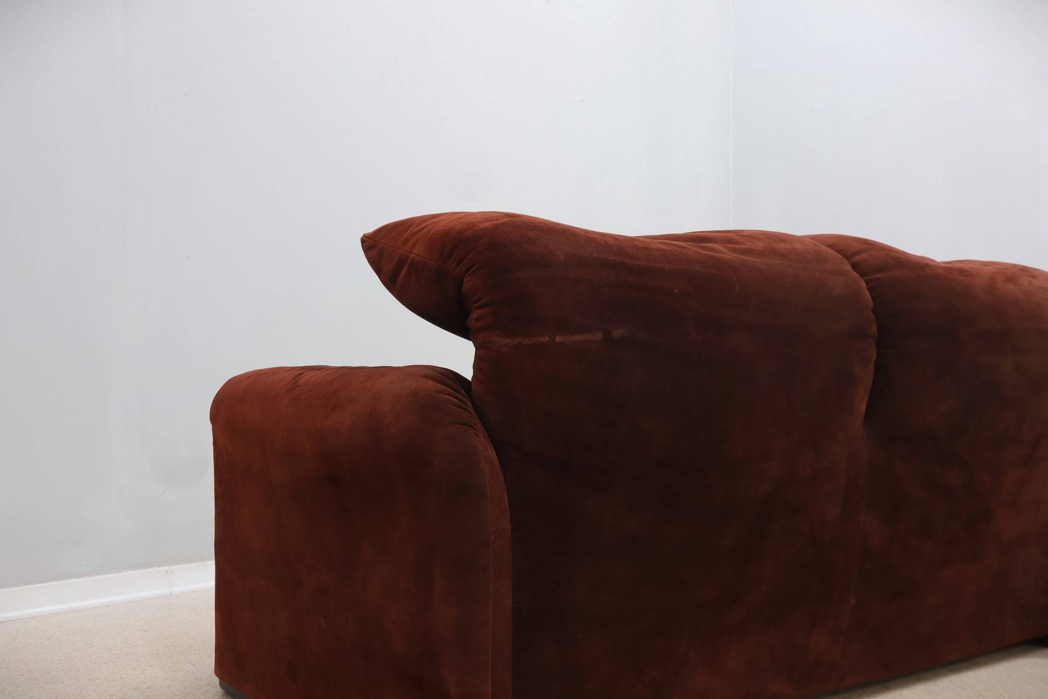 Canapé Maralunga 2 places en cuir suédé Cassina années 1970