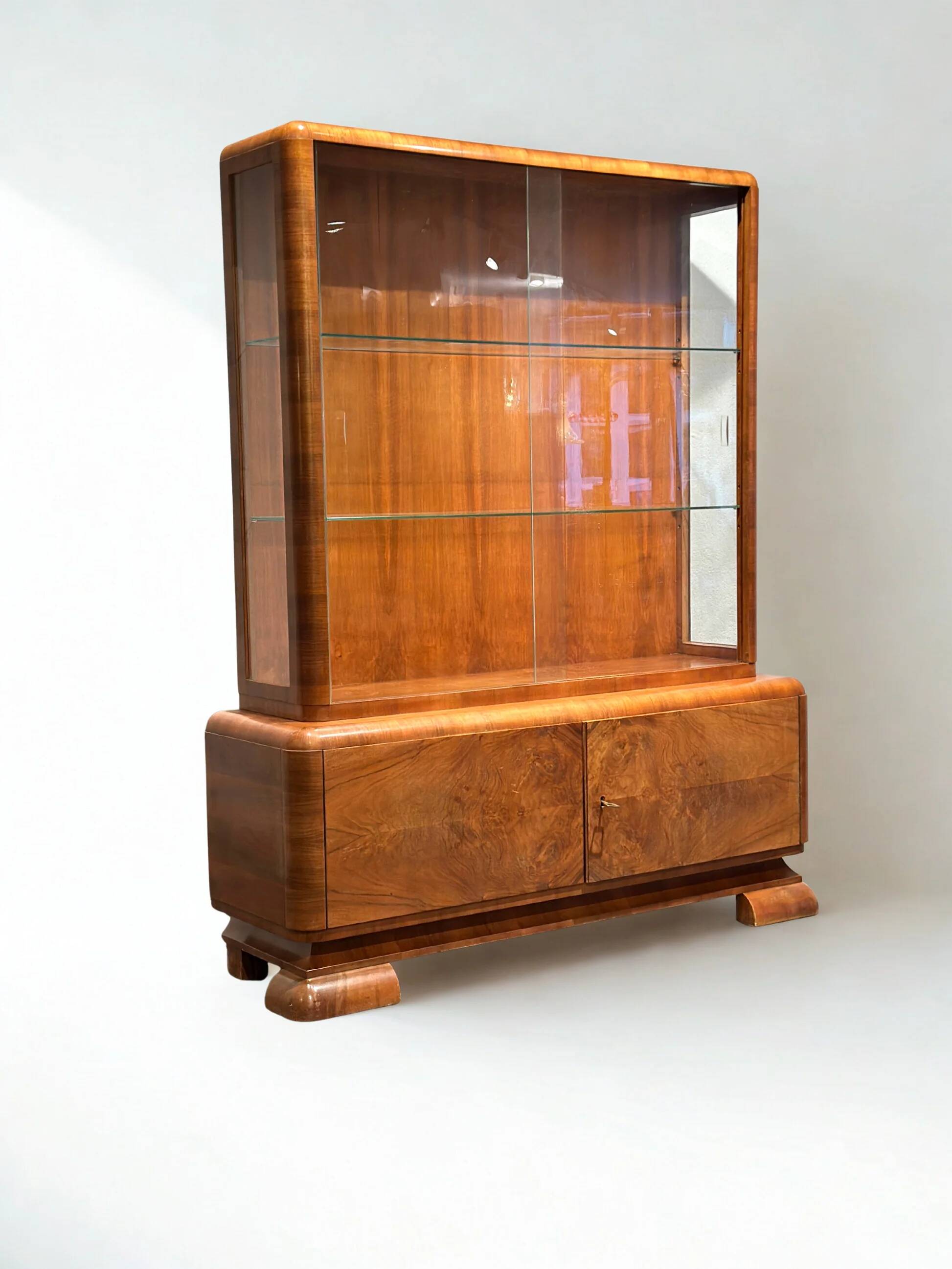 Vitrine en noyer Art Déco