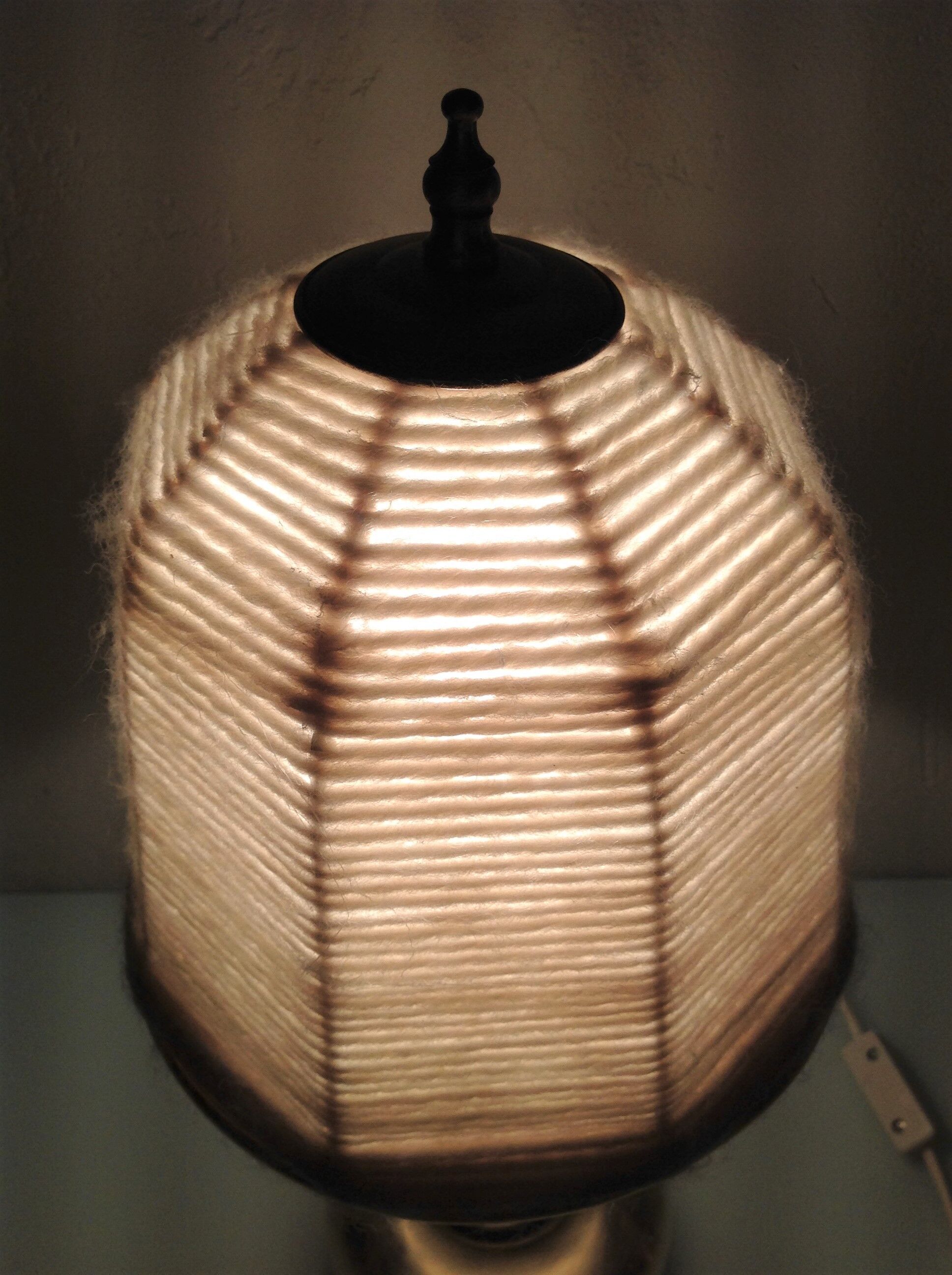 Lampe en laiton brossé et abat jour en laine  ecru  vintage années 70