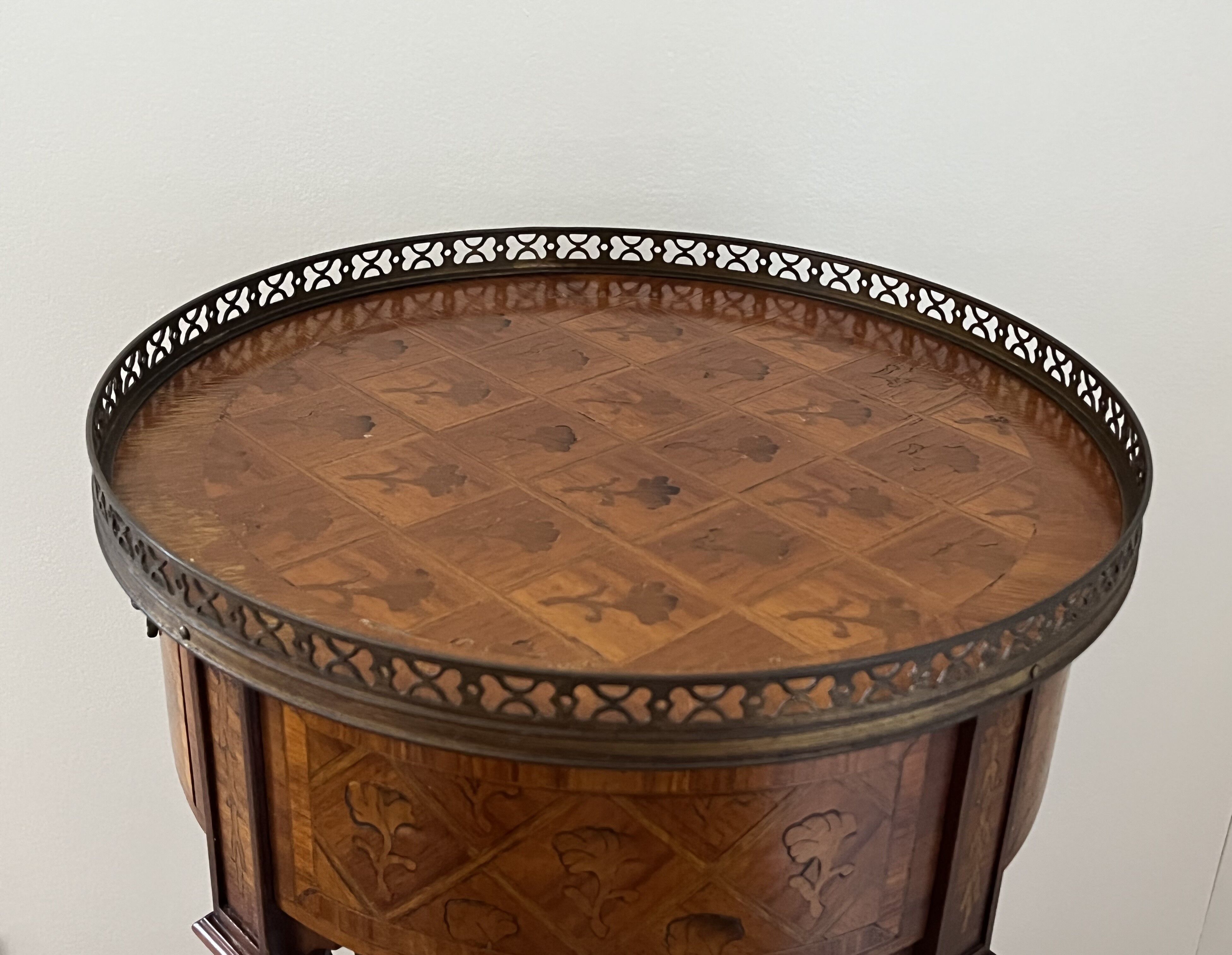 Table de chevet en marqueterie de bois