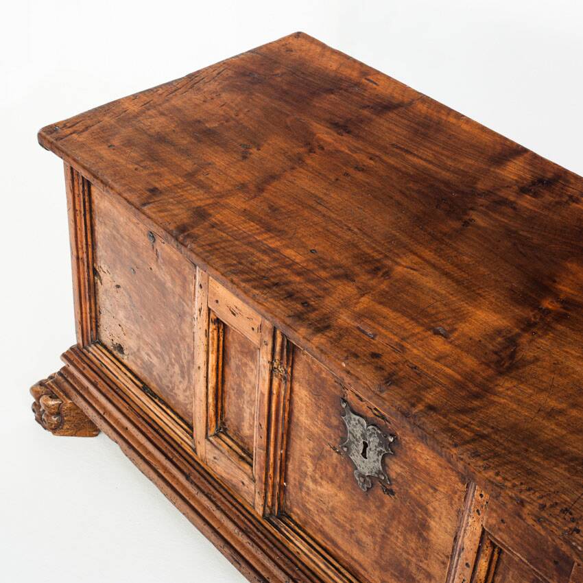 Catalan wedding chest from the 17th or early 18th century, in walnut. Restored.