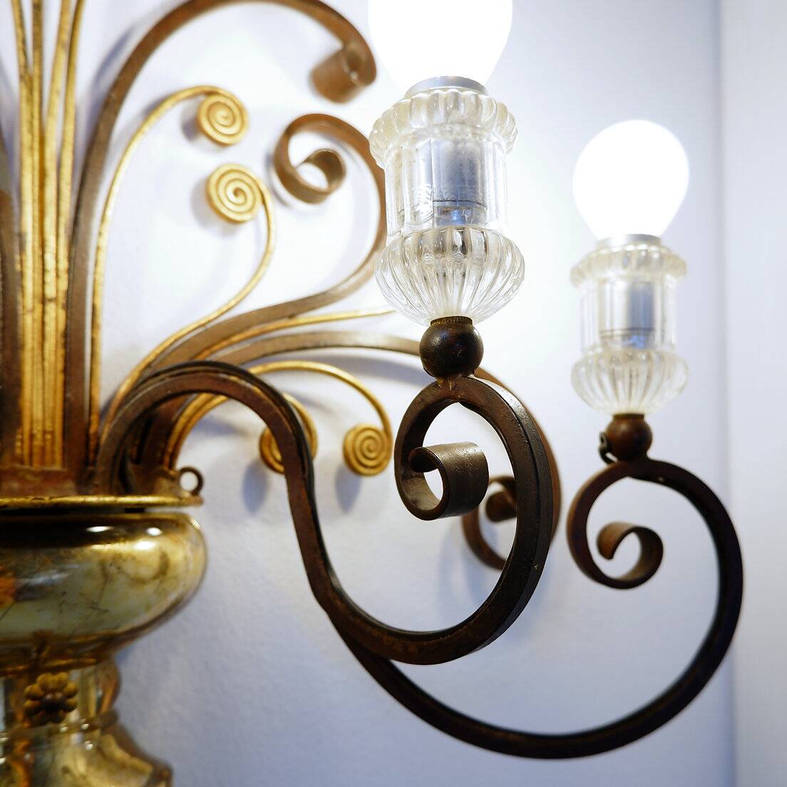 Applique en fer forgé et verre dans le style de la Maison Baguès