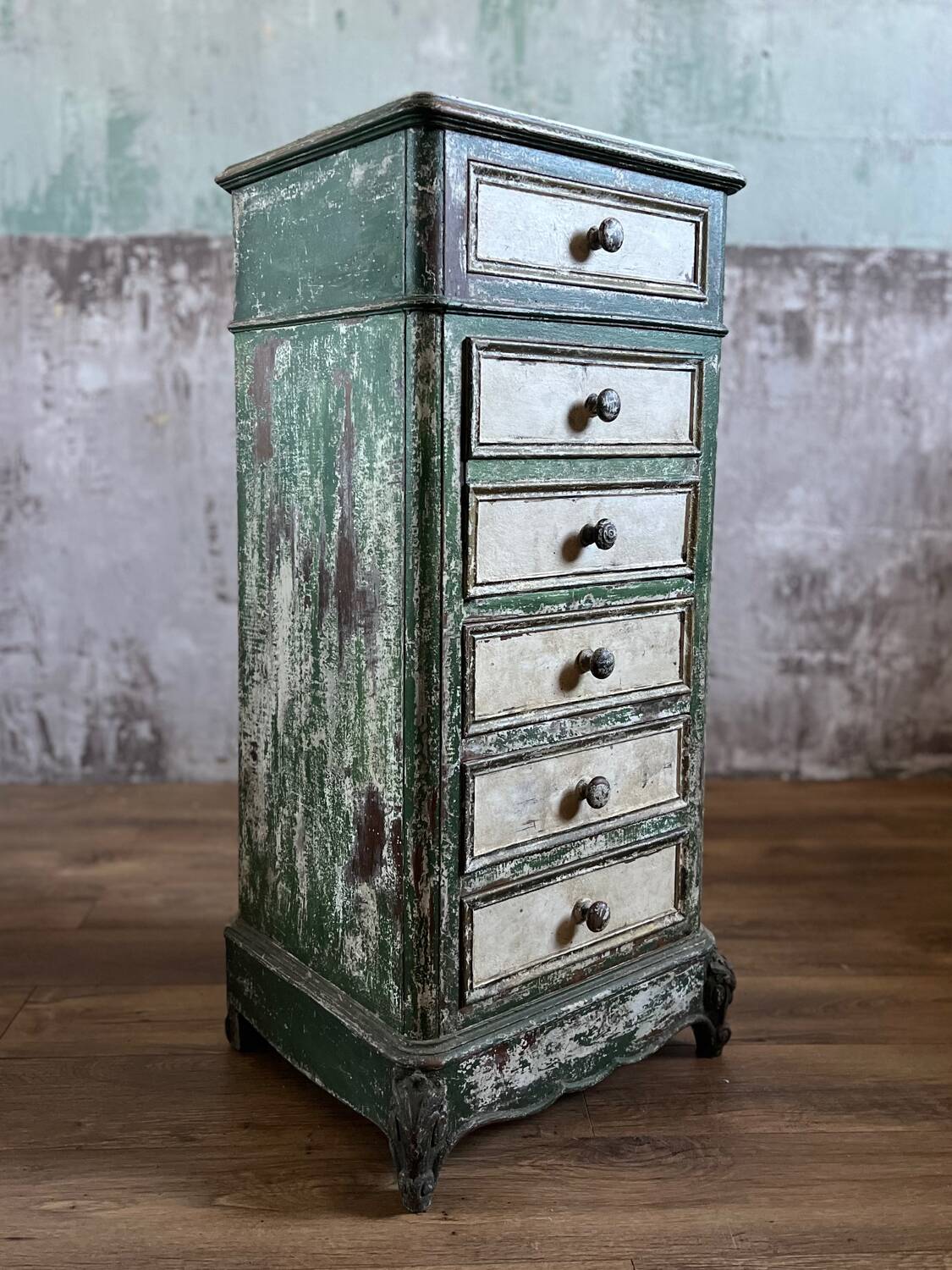 Chiffonnier ancien en bois patiné vert
