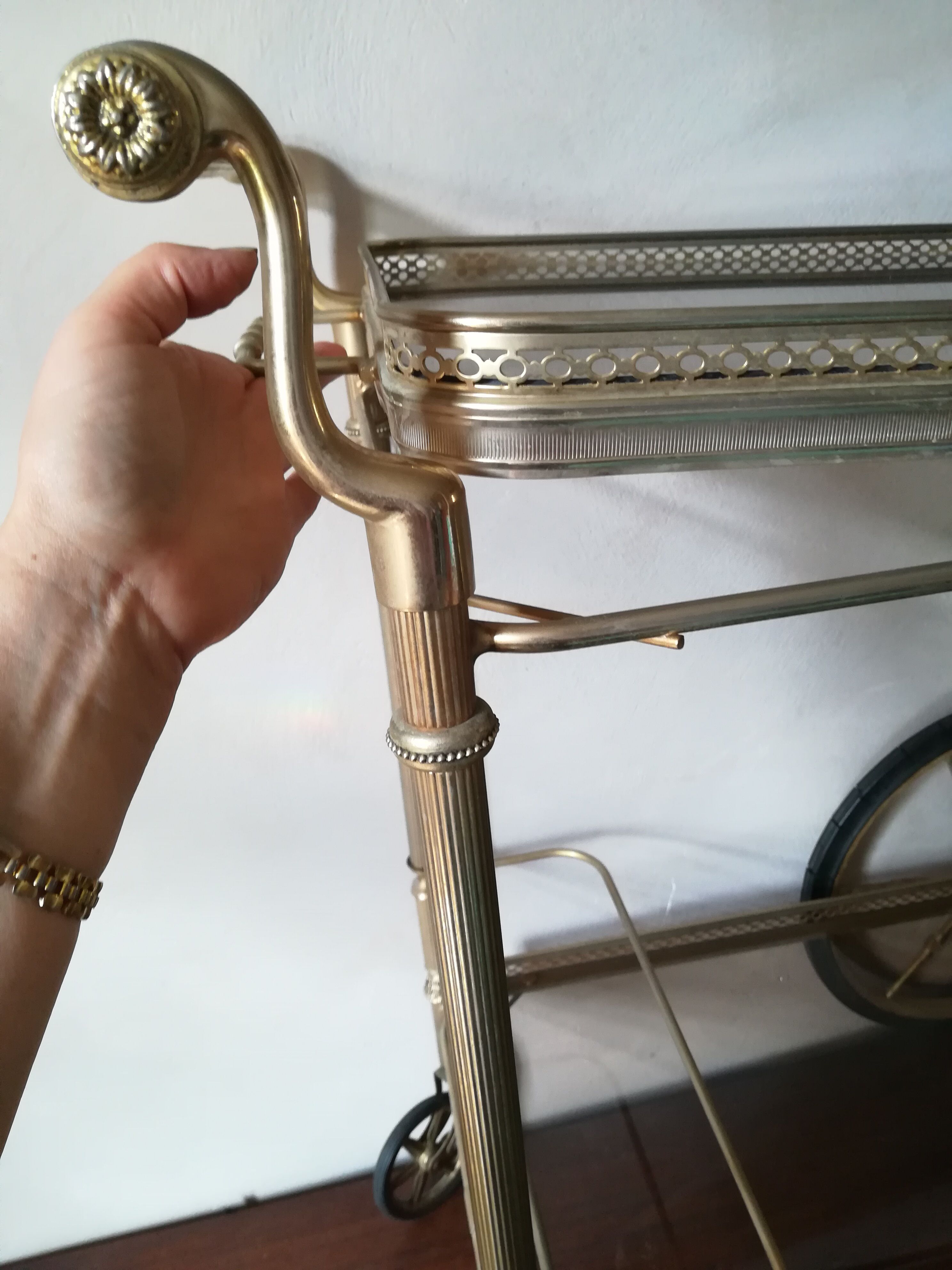 Desserte à double plateau en métal doré