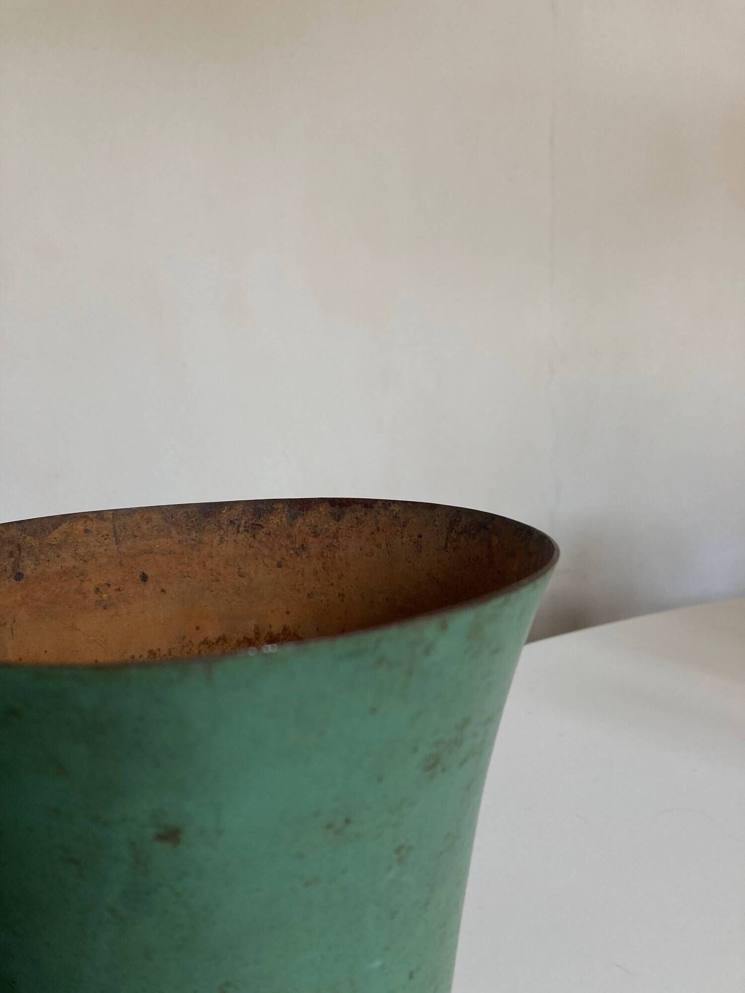 Neo-classical Medici vase in lacquered metal with original patina, 1960