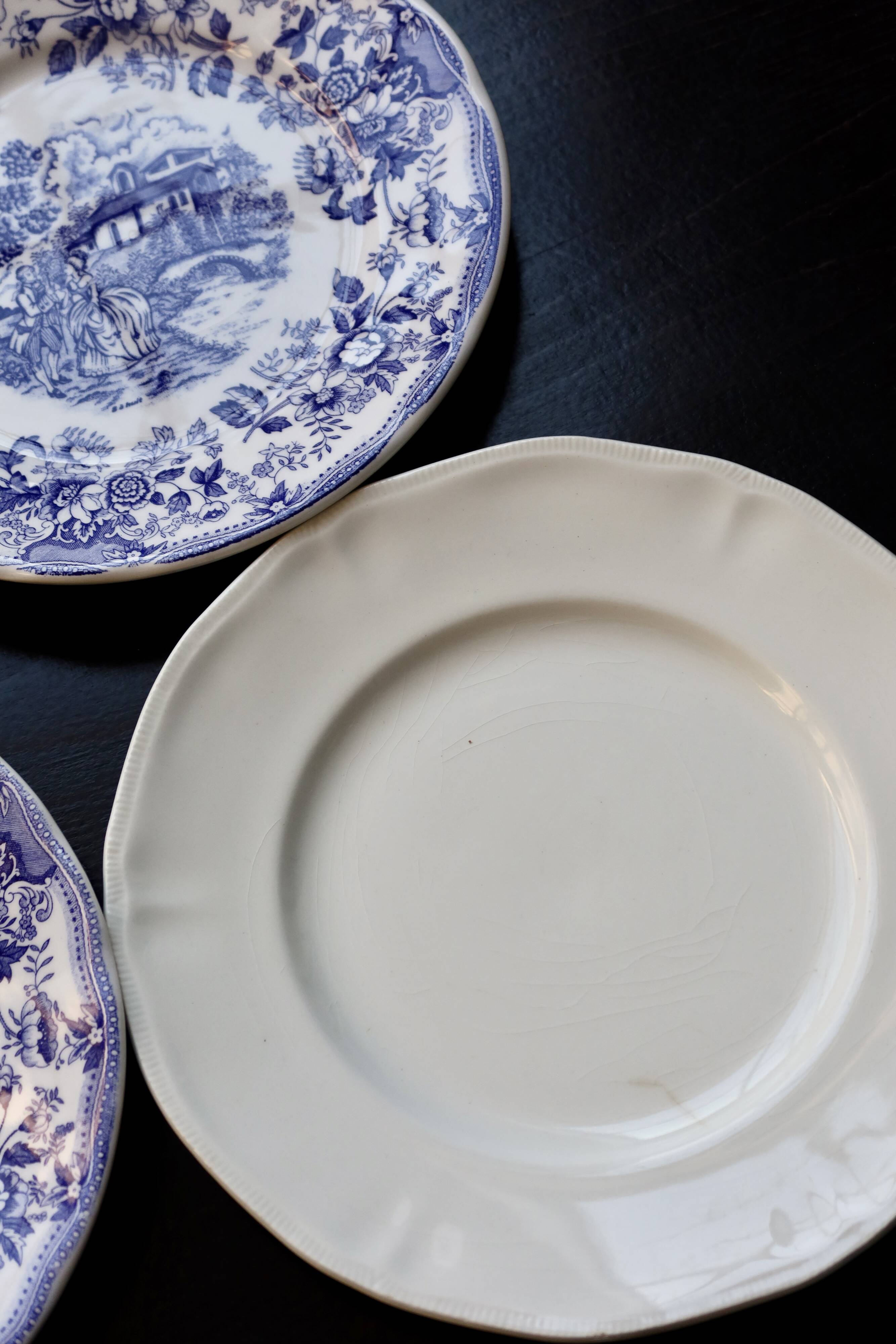 4 mismatched vintage flat plates in blue and white earthenware - Cambrid lot