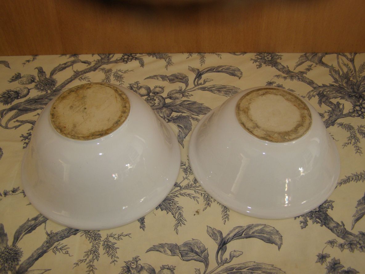 2 porcelain mixing bowls (Made in France)