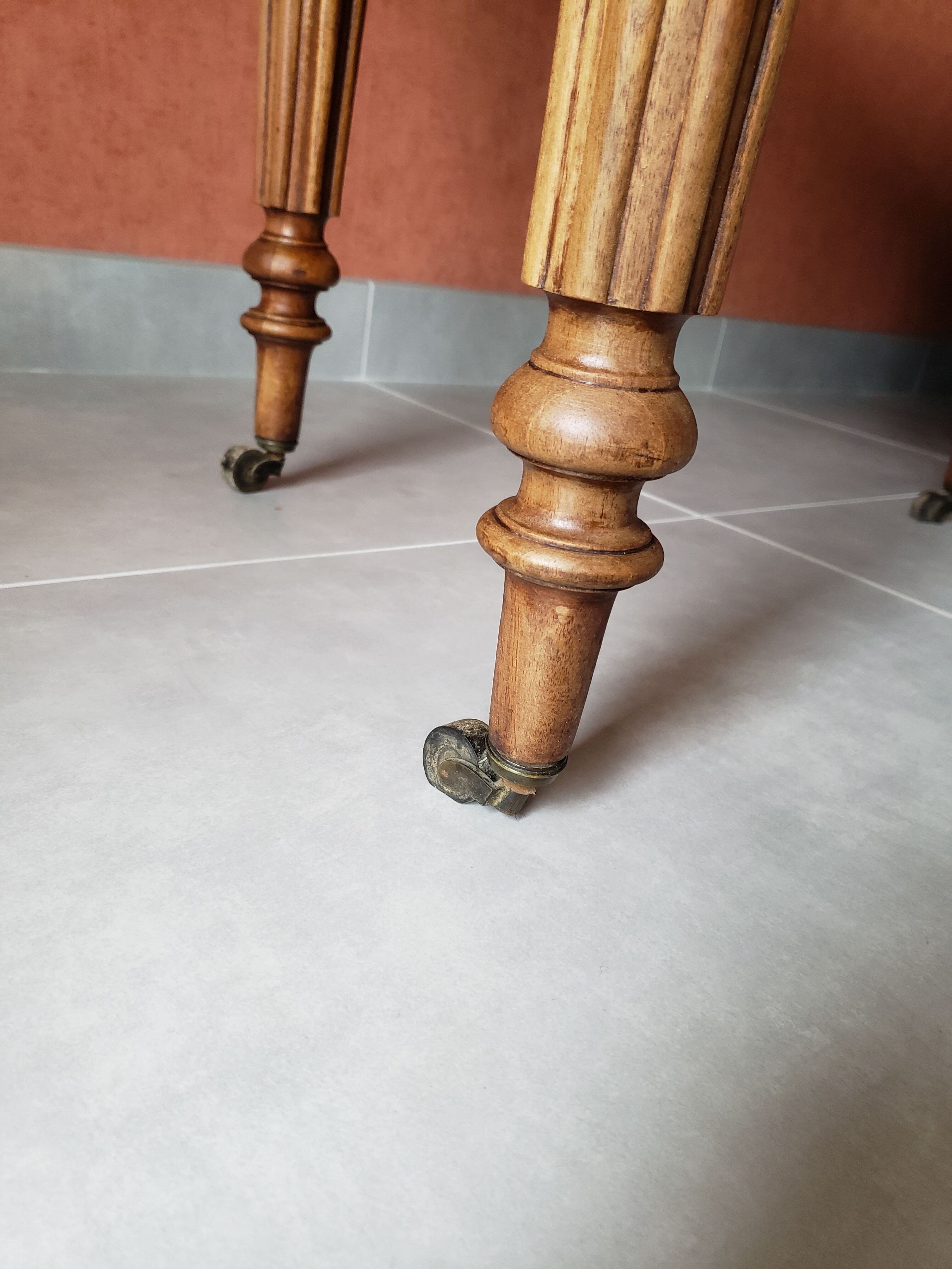 Old round table in walnut with flaps Louis Philippe
