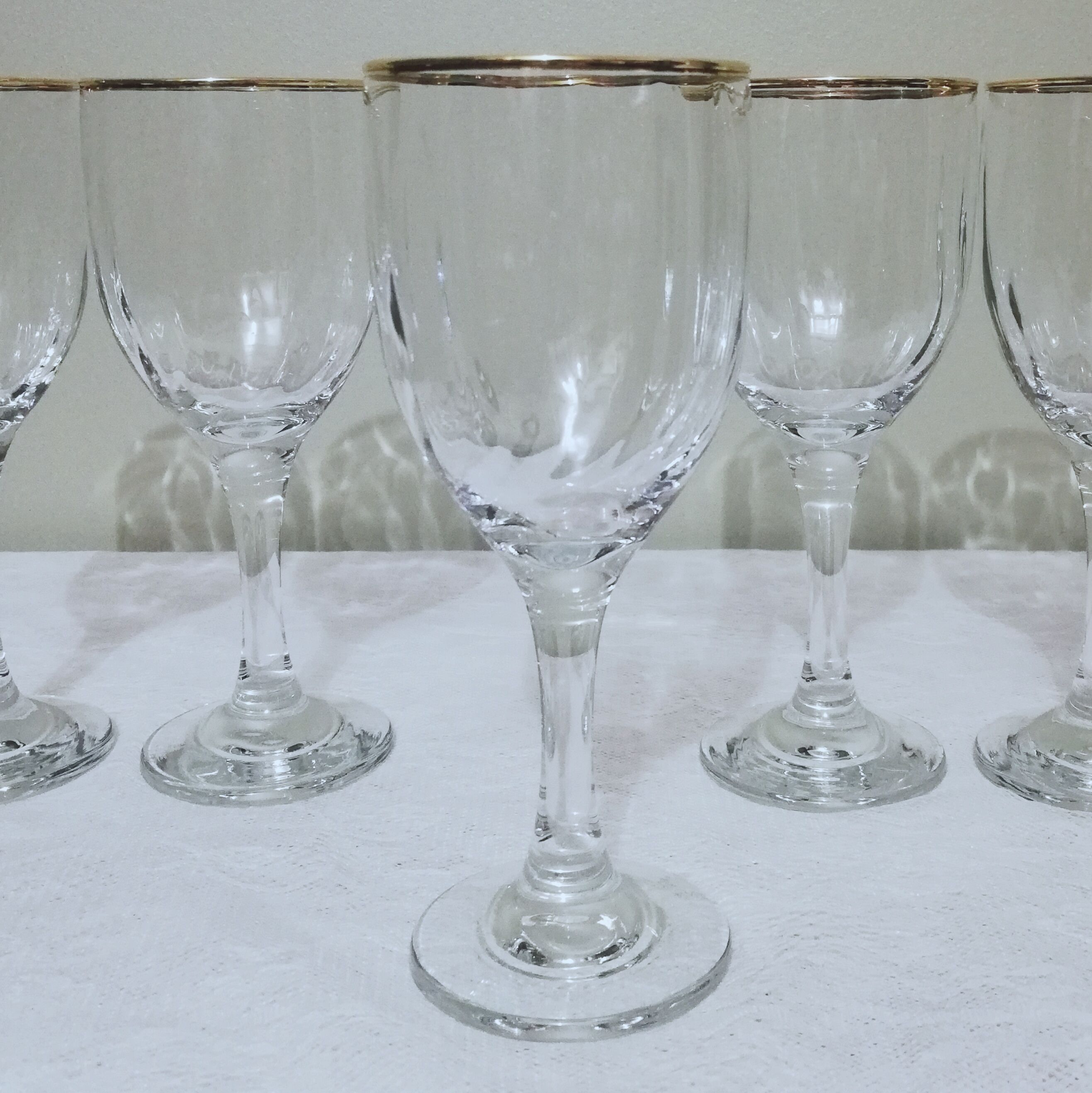 6 15cl stemmed glasses with gilding around the perimeter