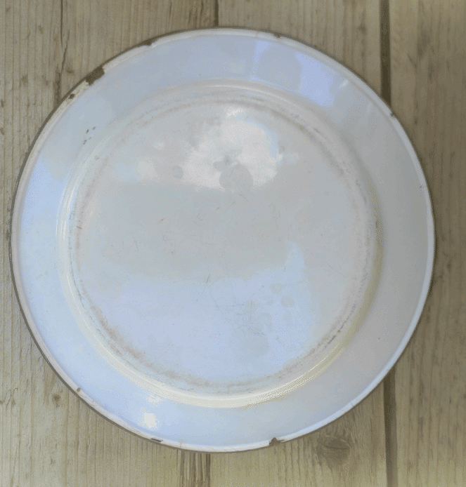 White plates in enamelled sheet metal