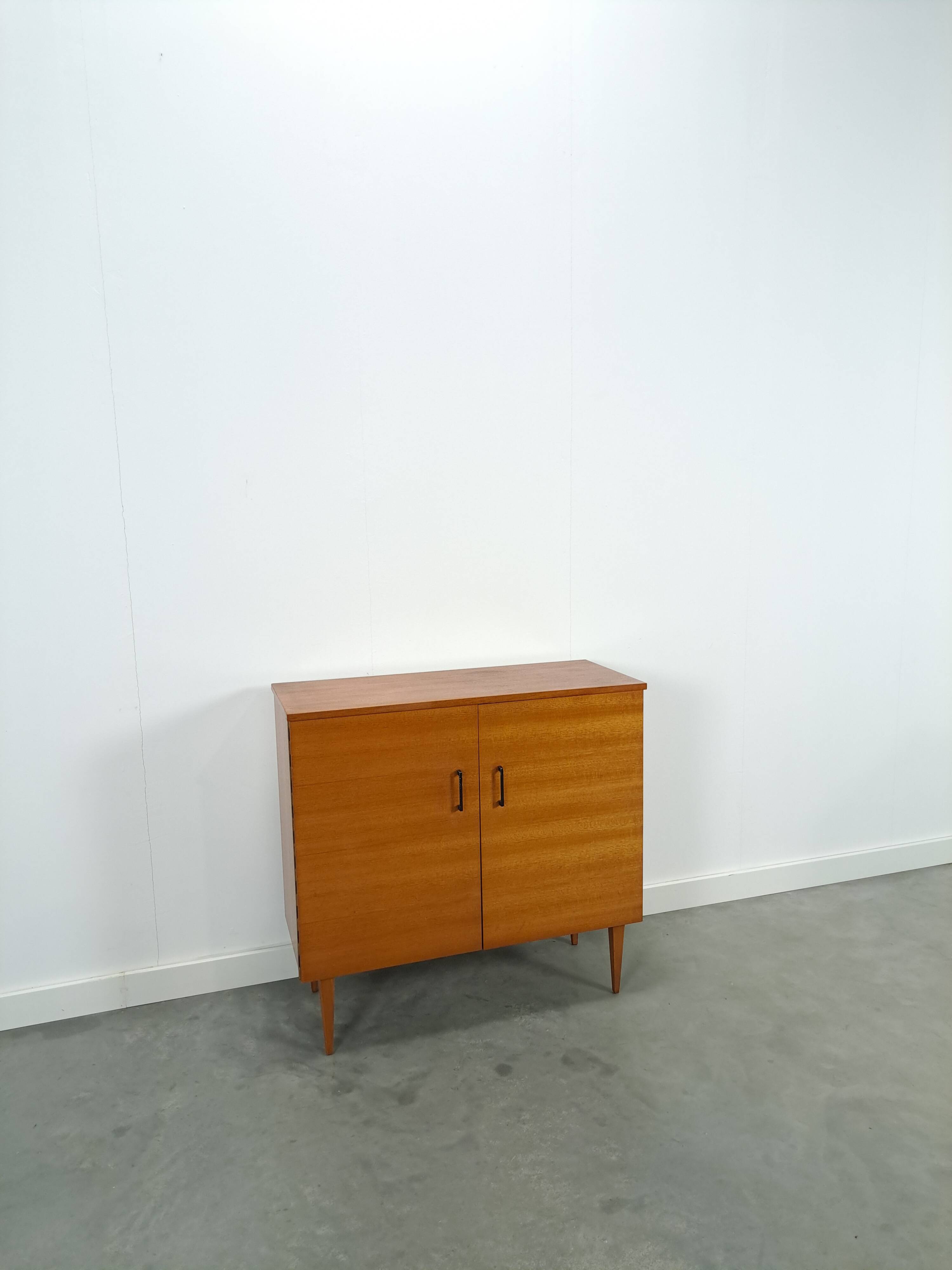 Fineer vintage schoenenkast met legplanken, Kama Möbel