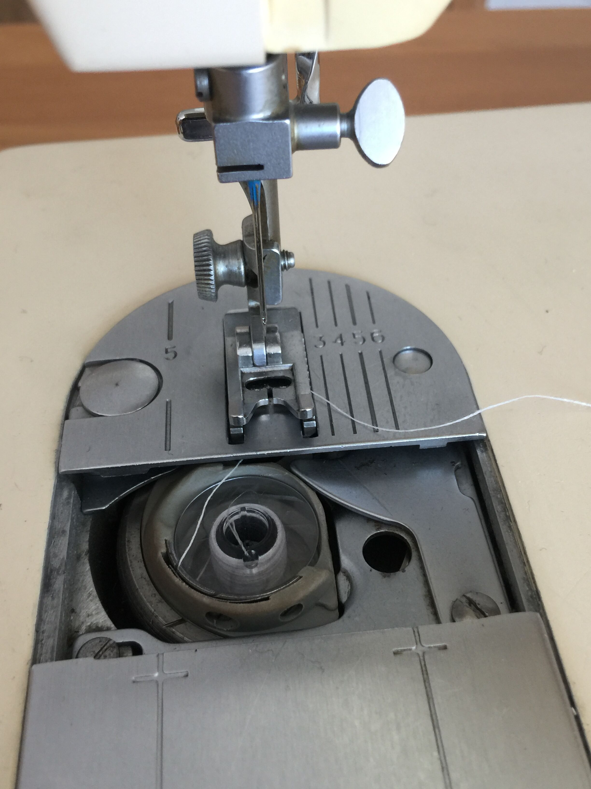 Machine à coudre Singer Starlet 354 année 1975