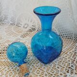 Carafe en verre bosselé bleu