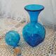 Carafe en verre bosselé bleu