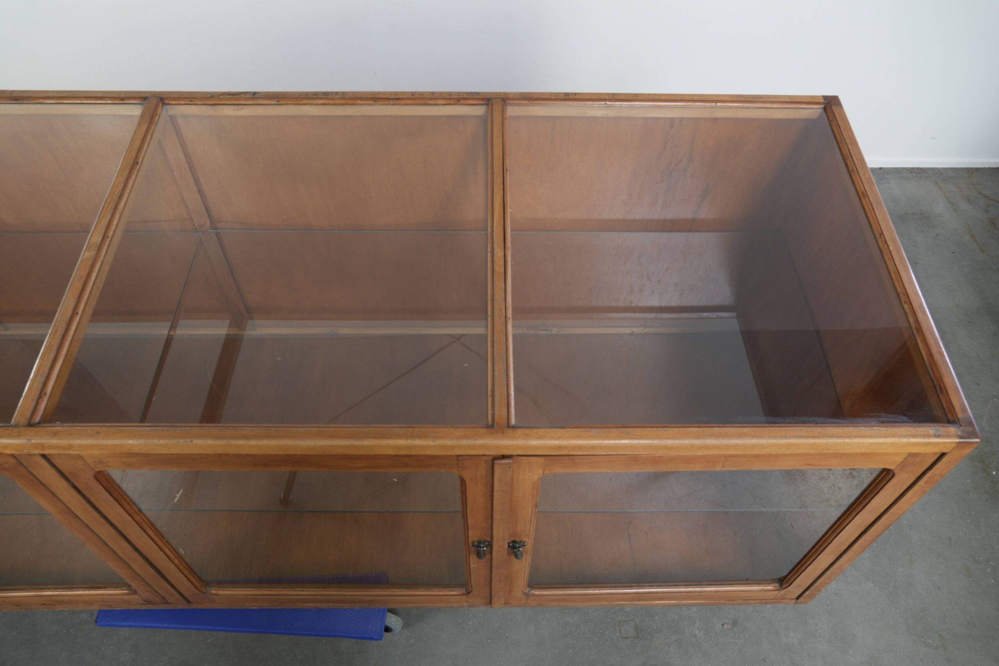 Grand comptoir en bois vintage / vitrine avec 4 portes et du verre.