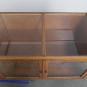 Grand comptoir en bois vintage / vitrine avec 4 portes et du verre.