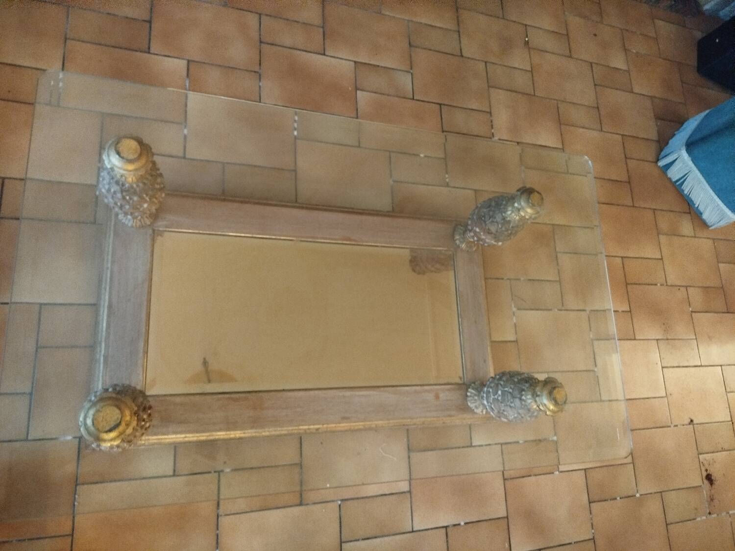 Table basse en verre biseauté , pieds ananas .