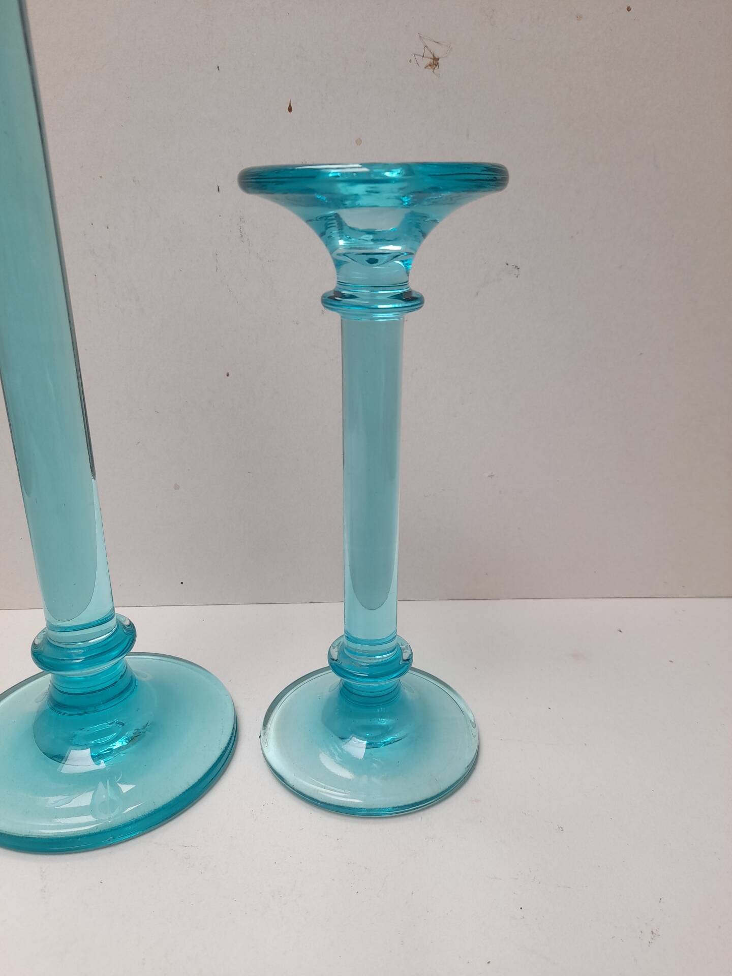 Paire de bougeoirs en verre bleu turquoise