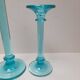 Paire de bougeoirs en verre bleu turquoise