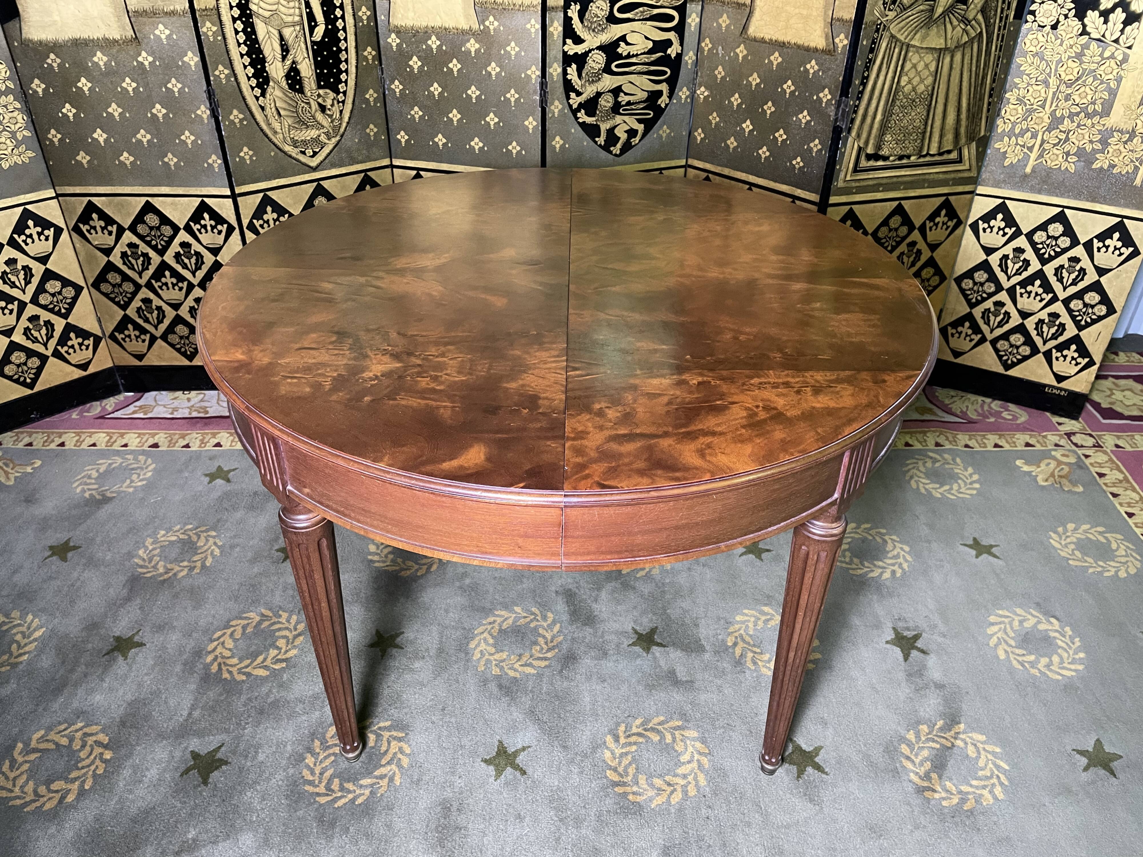Round dining table Louis XVI style + 4 extensions