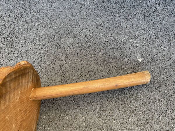 Table d’appoint en bois brut
