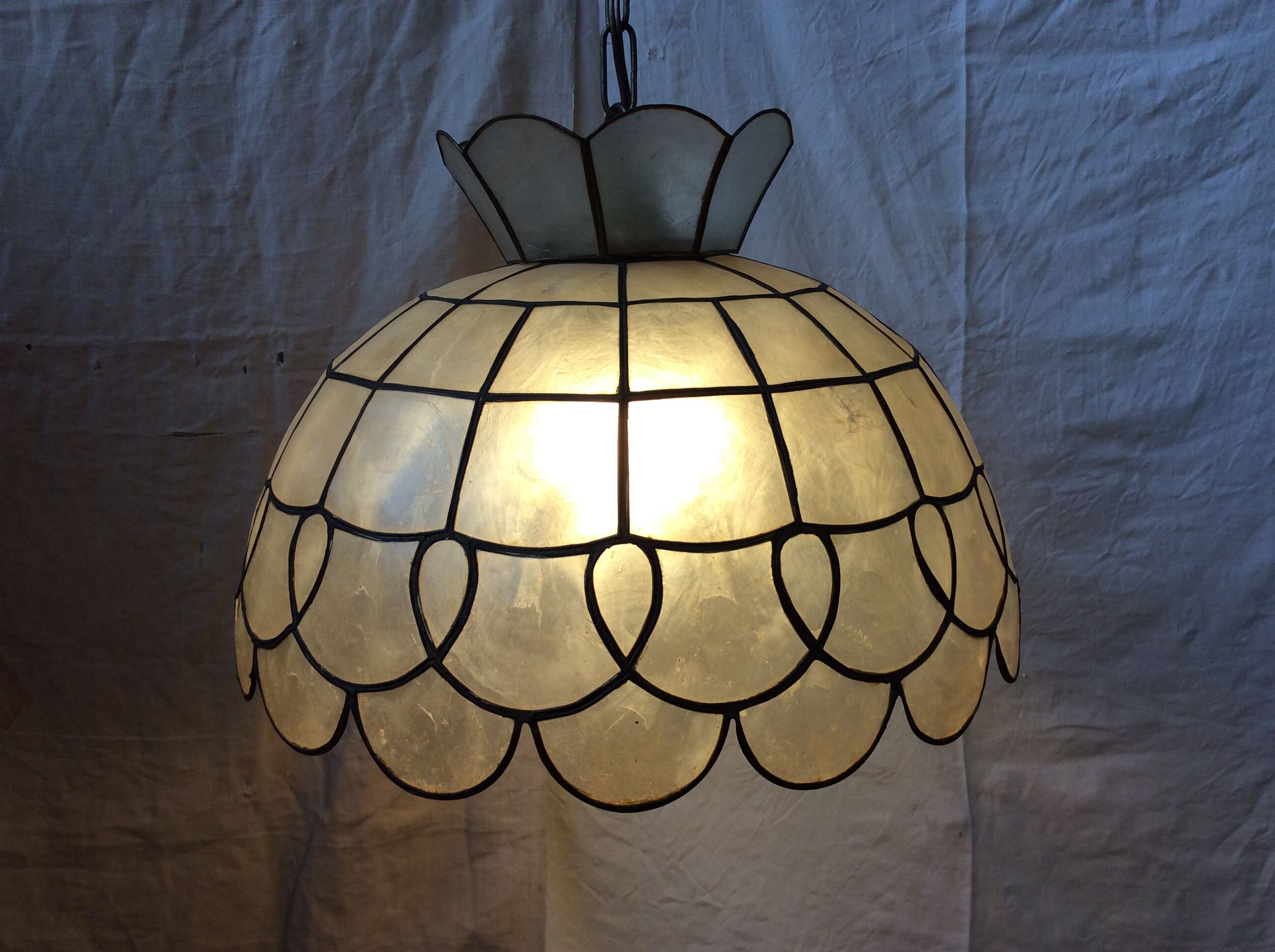 Vintage mother-of-pearl suspension