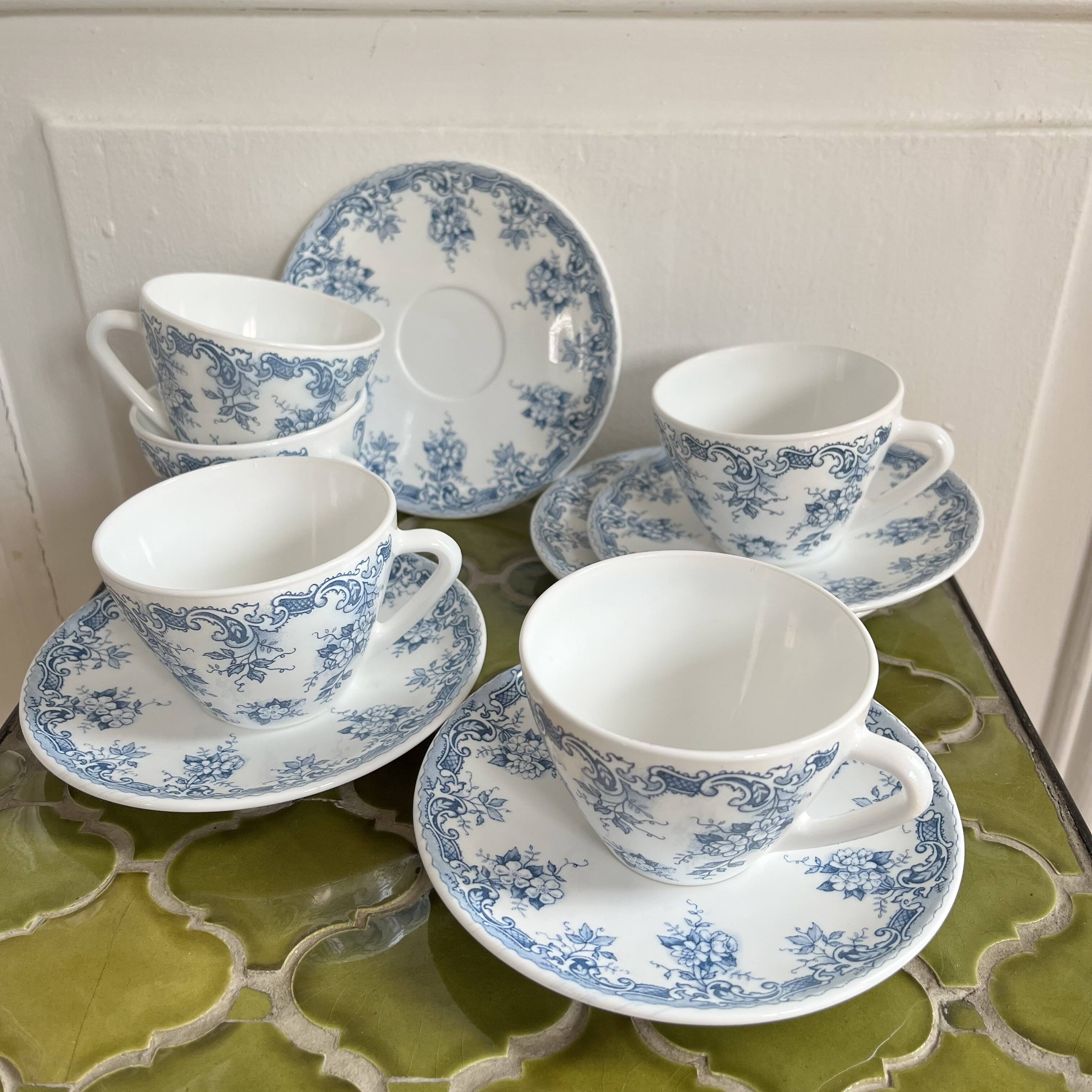 5 coffee cups with blue flower decor from the 70s