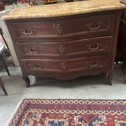 Commode galbée