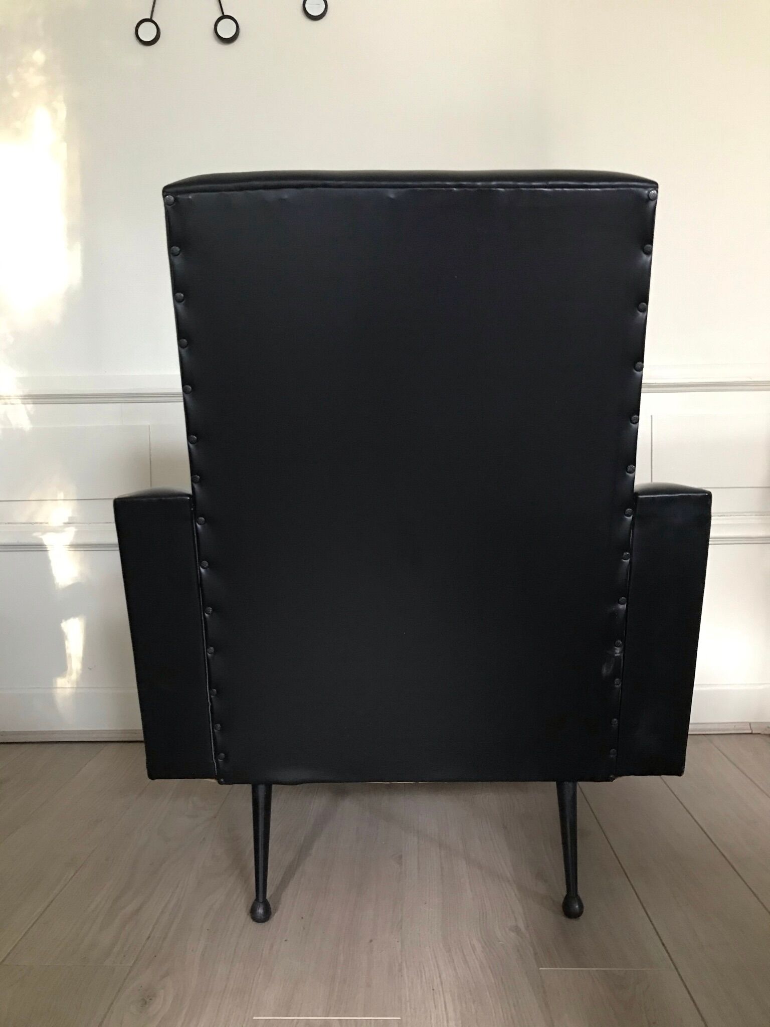 Fauteuil simili cuir noir 1970