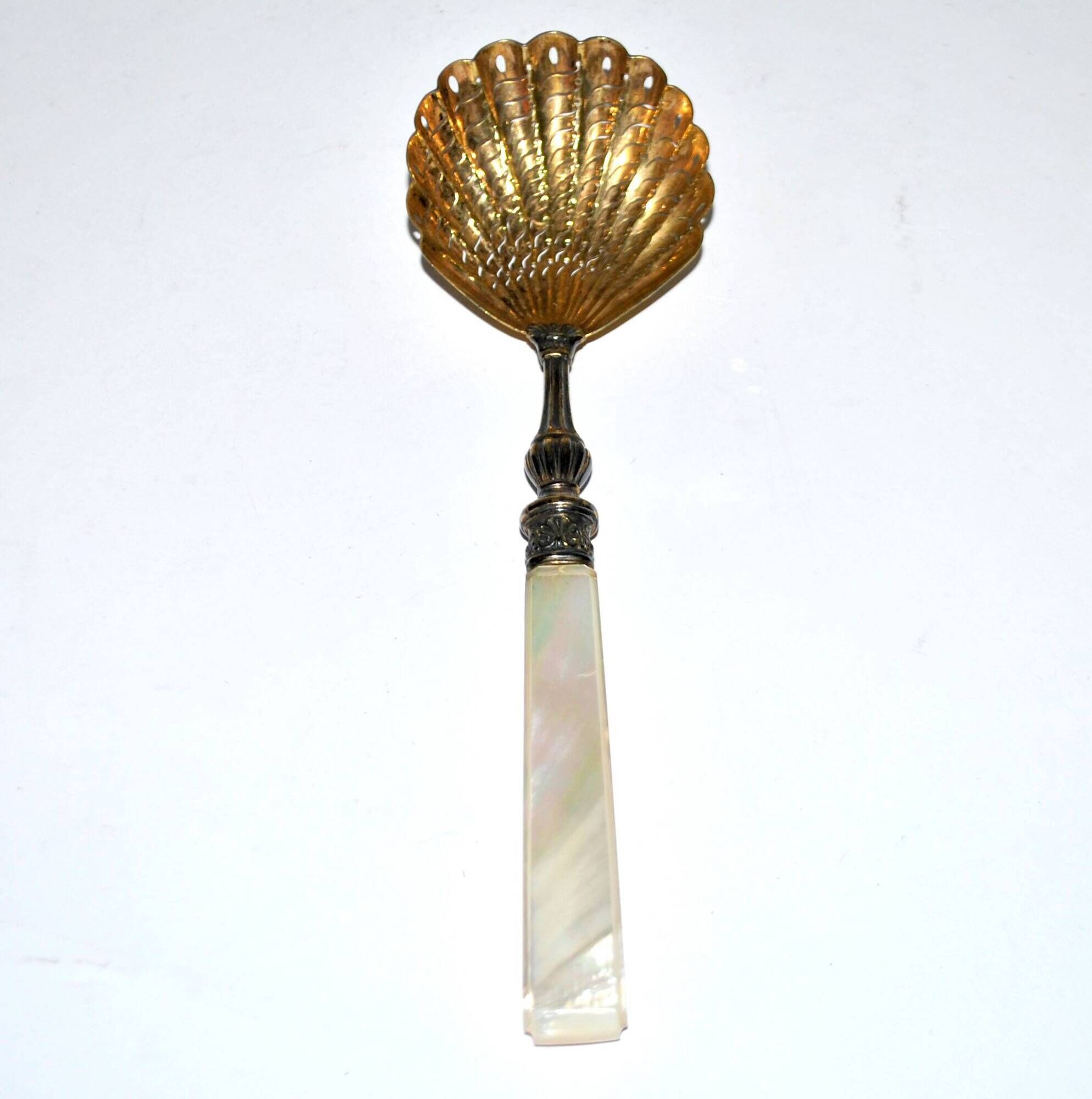 Empire sprinkling spoon in gilded silver vermeil and mother-of-pearl, 19th century.