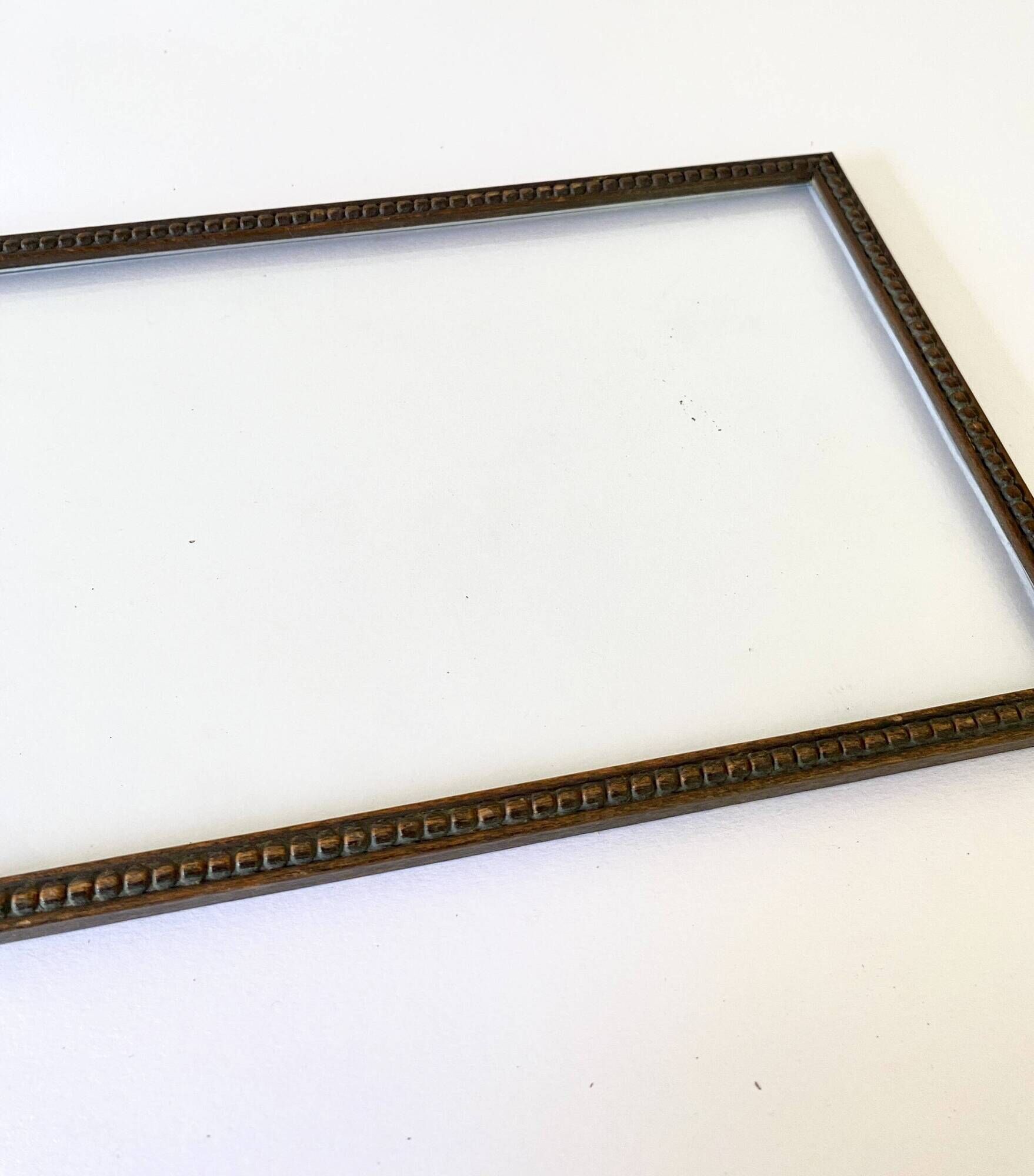 Wooden frame carved in beads, glazed, gray cardboard back and irzft paper