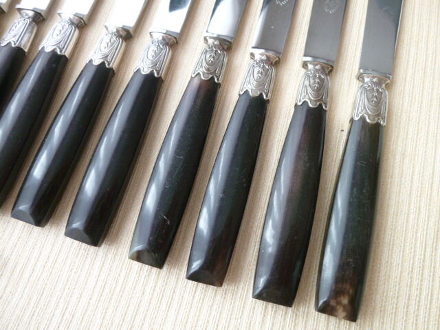 Set de 10 couteaux de table anciens manche en corne  As de Trèfle