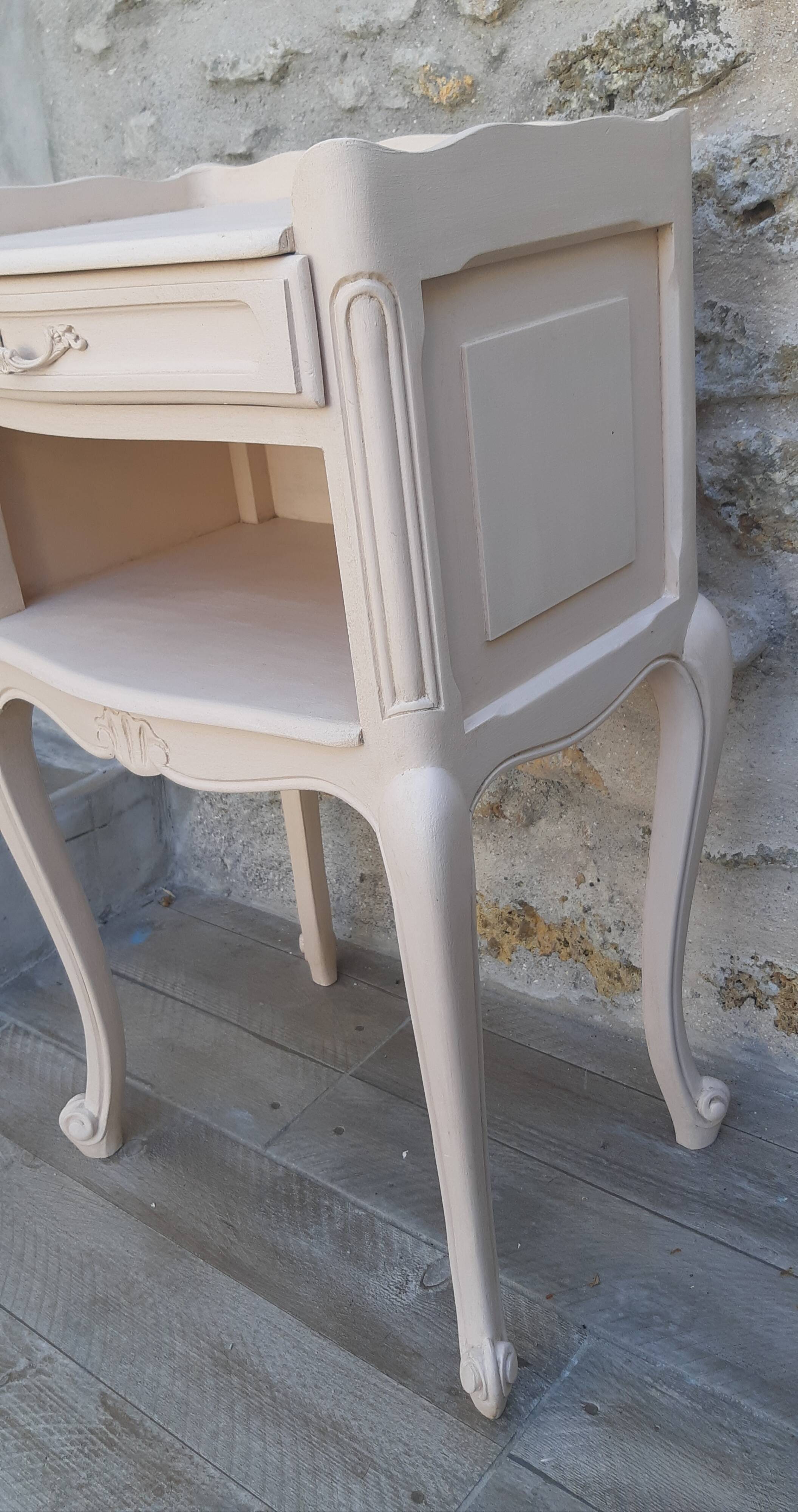 Bedside table in powder pink shabby style