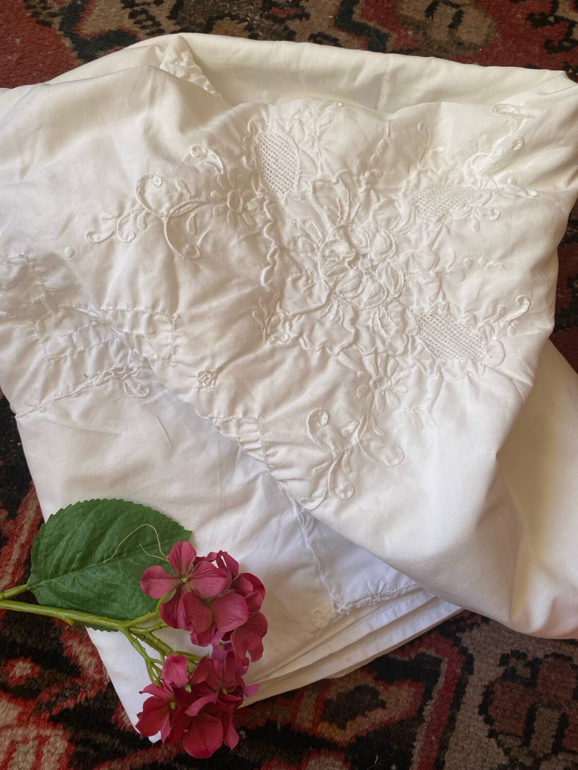 Nappe blanche en fin coton blanc brodé.