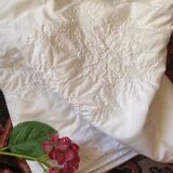 White tablecloth in fine embroidered white cotton.