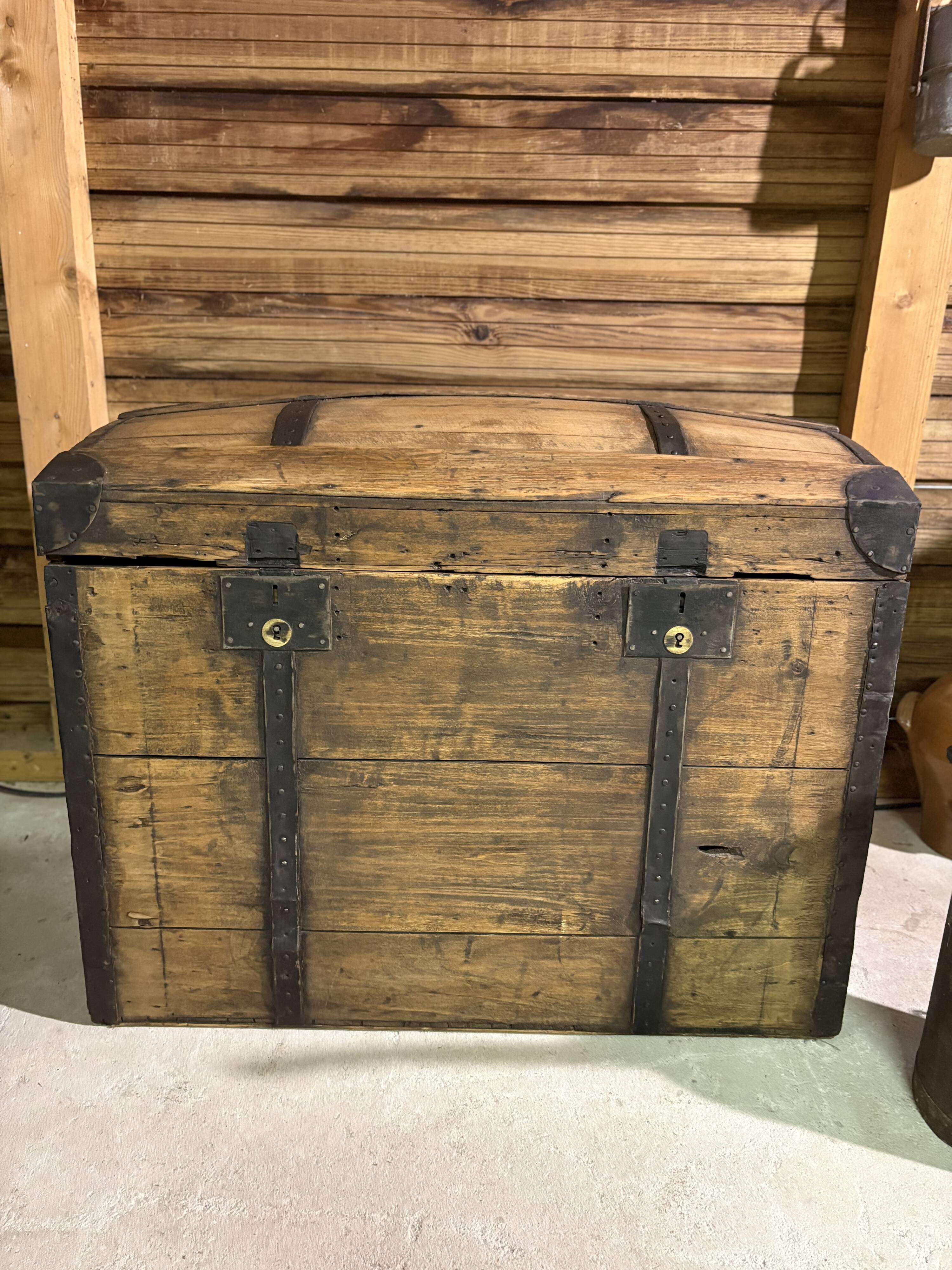 Renovated old wooden trunk – storage box / vintage decor