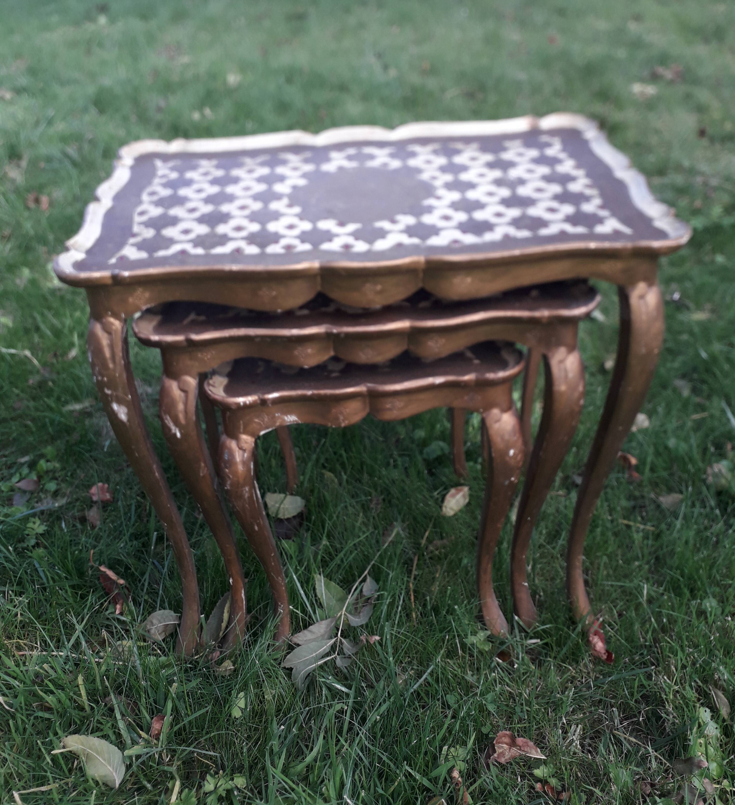 3 tables gigognes in Venian taste