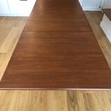Extendable teak table