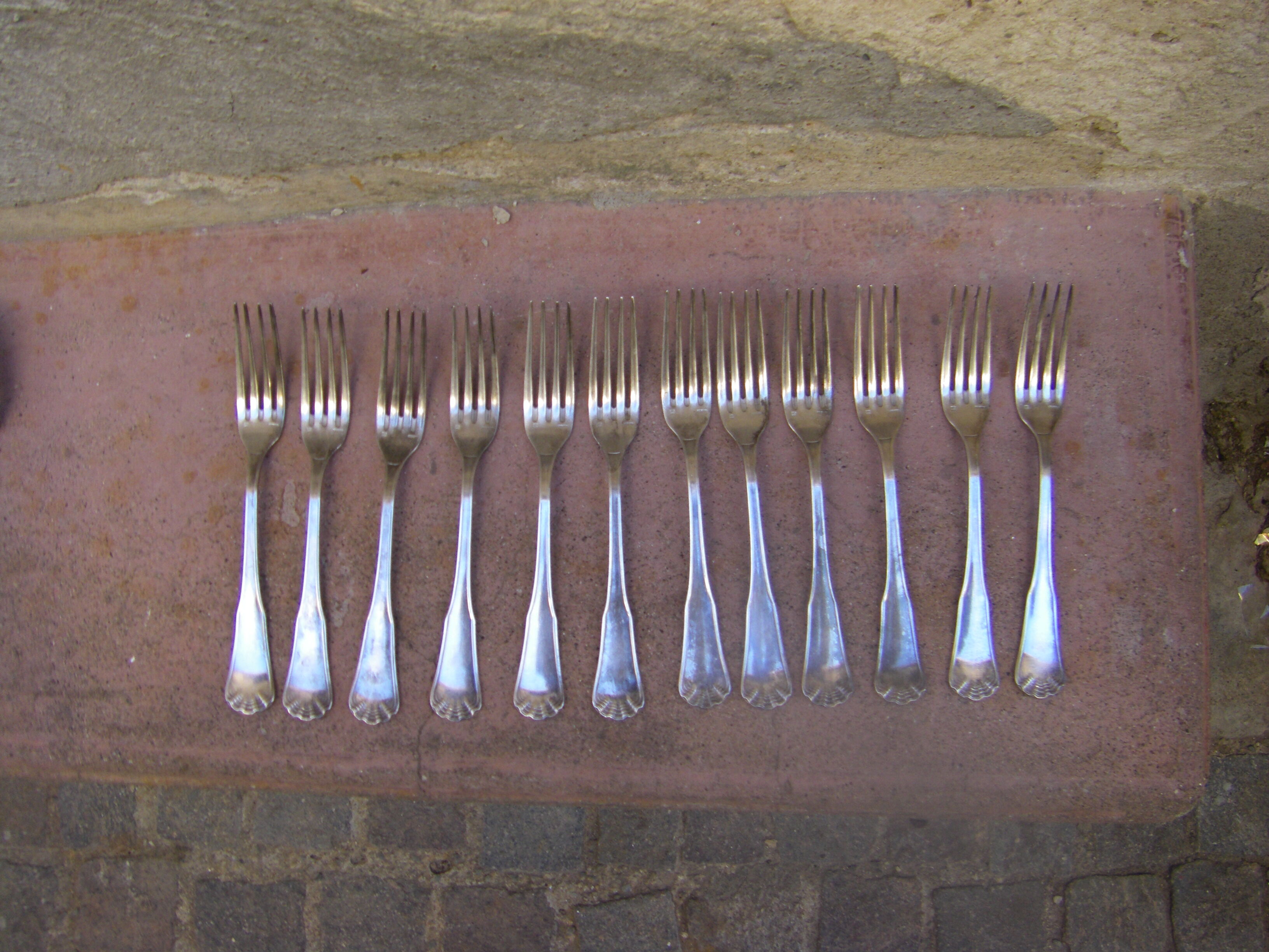 Série de douze fourchettes et douze cuillères Ercuis