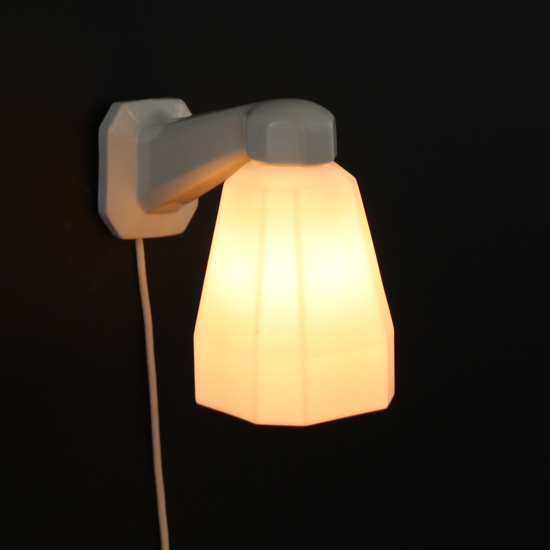 Applique murale col de cygne porcelaine, tulipe en verre opaline